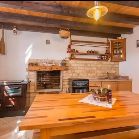 Robizonska Kuca Jure Pašman