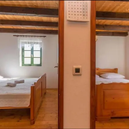 Robizonska Kuca Jure * Пашман