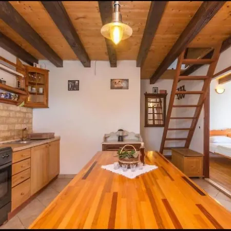 Robizonska Kuca Jure * Пашман