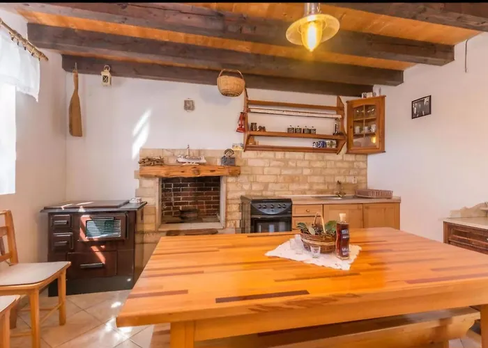 Robizonska Kuca Jure Пашман