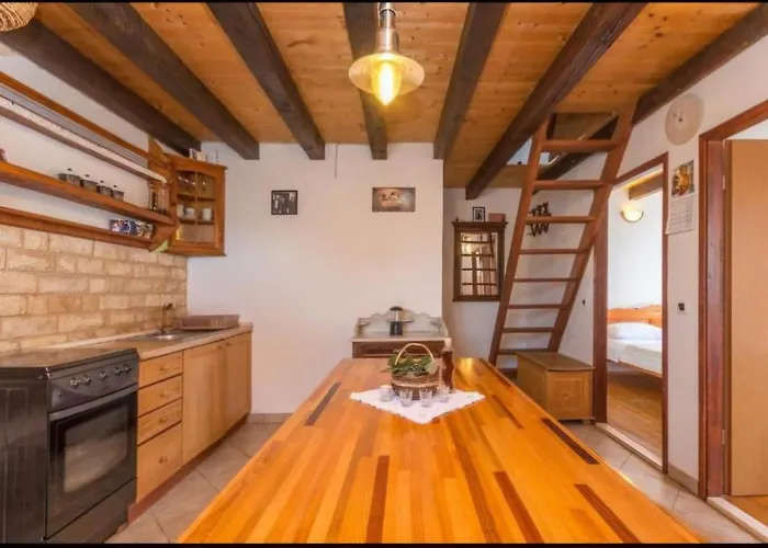 Robizonska Kuca Jure * Пашман